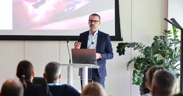 Kako je Peugeo z AI ambasadorjem predrugačil avtomobilski marketing - iPROM - Novice